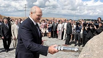 Lukashenko emplaces capsule Lukashenko emplaces capsule